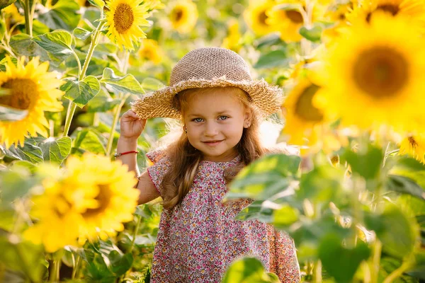 Hermosa niña en girasoles — Foto de Stock