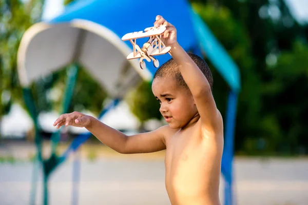 Afro-Amerikan çocuk oyun uçak — Stok fotoğraf