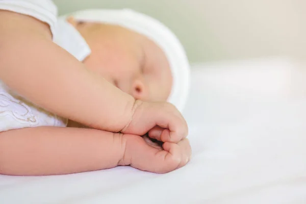 新生儿睡着婴儿的小手关门 — 图库照片