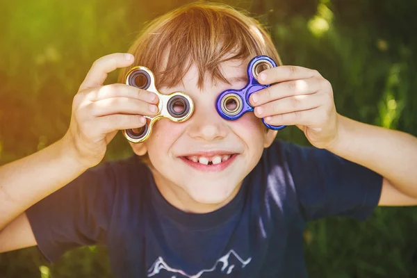 Glücklicher Junge mit zwei Spinnern — Stockfoto