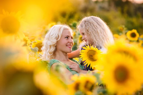 Moeder en dochter op het gebied van zonnebloemen — Stockfoto