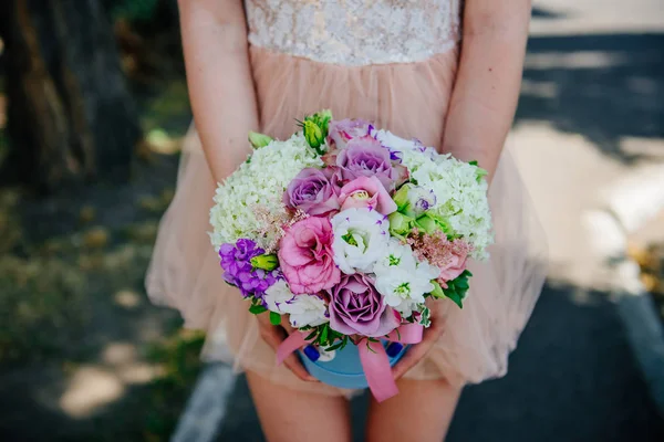 Meisje met mooie mix bloem boeket in ronde doos — Stockfoto