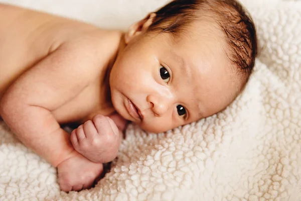 Újszülött baba fekvő a kiságyban — Stock Fotó