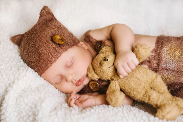Lindo recién nacido bebé duerme con un juguete osito de peluche blanco — Foto de Stock
