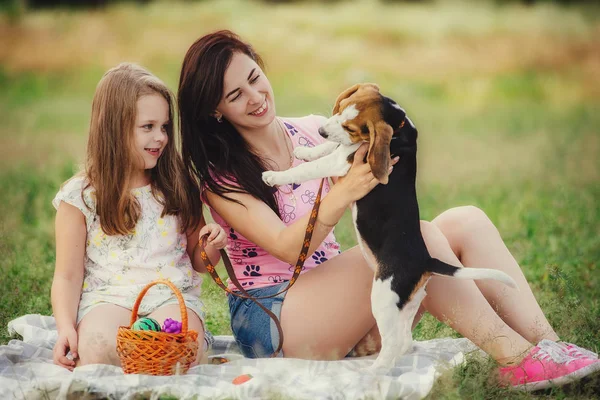 Jovem mulher, sua adolescente pouco e seu pequeno cão beagle no parque — Fotografia de Stock