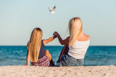 Yaz tatili sırasında mutlu aile beyaz plaj üzerinde