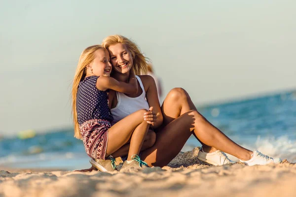 Família feliz durante as férias de verão na praia branca — Fotografia de Stock