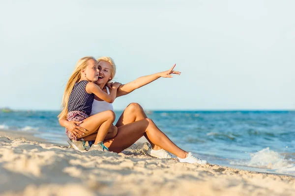 Familia feliz durante las vacaciones de verano en la playa blanca — Foto de Stock