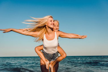 Mutlu aile yaz tatile denize karşı sırasında okyanus