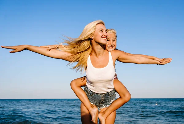 Familia feliz durante las vacaciones de verano en contra del mar, el océano — Foto de Stock