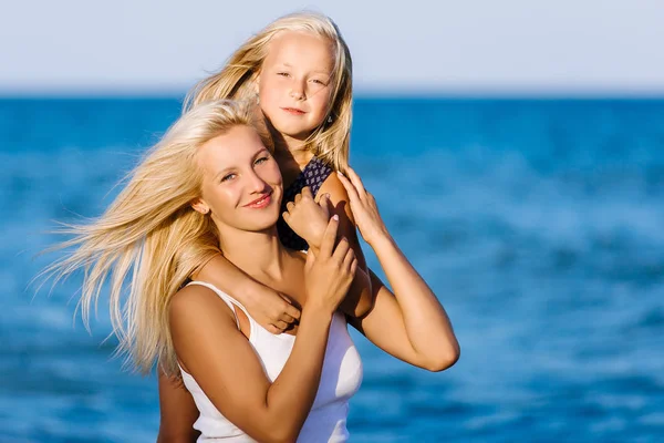 Familia feliz durante las vacaciones de verano en la playa blanca — Foto de Stock