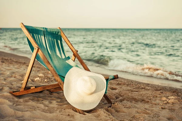 Beach Chair. hat and sea view. The concept of rest — Stock Photo, Image