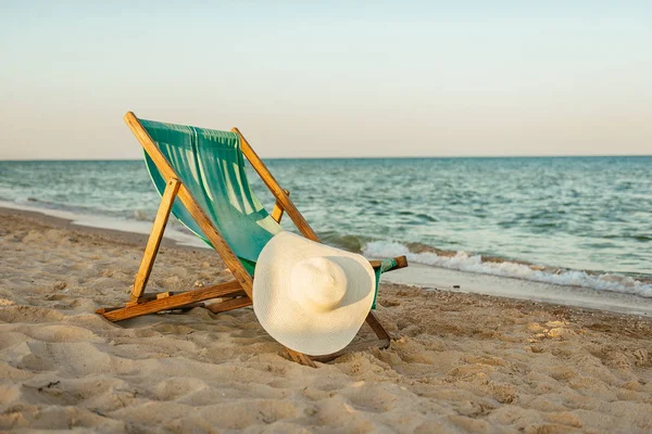 해변의 자입니다. 모자와 바다 볼 수 있습니다. 휴식의 개념 — 스톡 사진