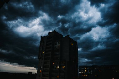 Güzel fırtına gökyüzü bulutlu şehri, kıyamet günü gibi