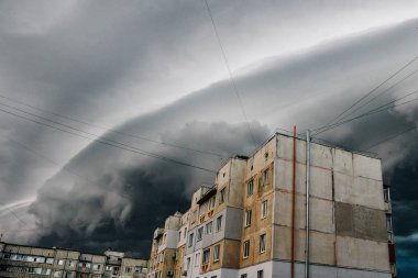 Güzel fırtına gökyüzü bulutlu şehri, kıyamet günü gibi