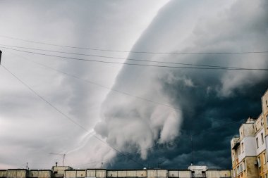 Güzel fırtına gökyüzü bulutlu şehri, kıyamet günü gibi