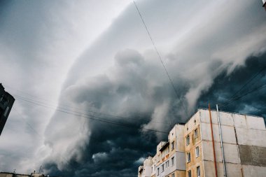 Güzel fırtına gökyüzü bulutlu şehri, kıyamet günü gibi