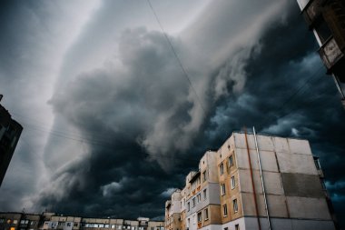 Güzel fırtına gökyüzü bulutlu şehri, kıyamet günü gibi