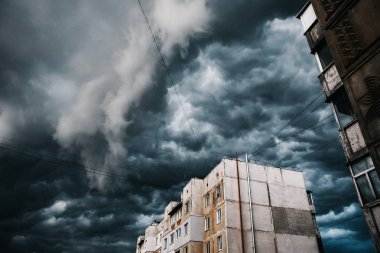 Güzel fırtına gökyüzü bulutlu şehri, kıyamet günü gibi