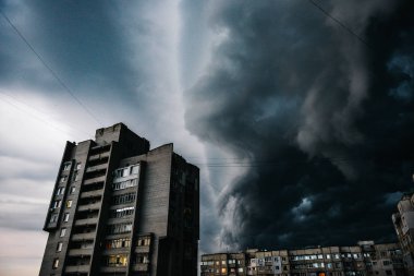 Güzel fırtına gökyüzü bulutlu şehri, kıyamet günü gibi