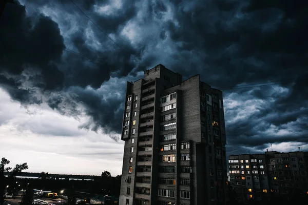 Krásný bouře obloha s mraky nad městem, Apokalypsa jako — Stock fotografie
