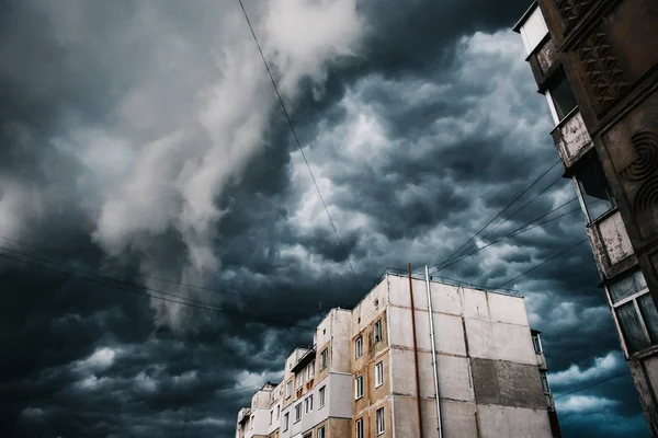 Güzel fırtına gökyüzü bulutlu şehri, kıyamet günü gibi