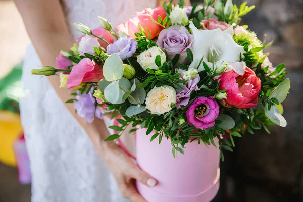 Niña sosteniendo hermoso ramo de flores de mezcla en caja redonda — Foto de Stock