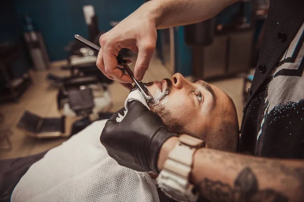 Hombre afeitándose la barba en el peluquero profesional —  Fotos de Stock