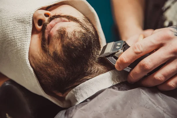 Hombre afeitándose la barba en el peluquero profesional —  Fotos de Stock