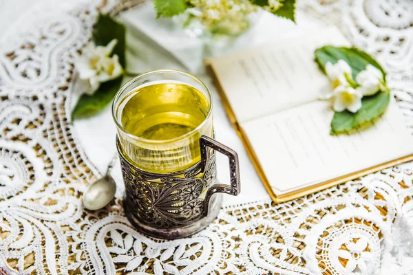 Filiżankę zielonej herbaty z jaśminu nad powrotem światła. — Zdjęcie stockowe