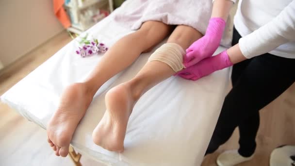 Épilation au sucre des pieds dans le salon de beauté. Débarrassez-vous des poils sur les jambes — Video