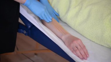 Şeker Depilasyon eller. El kadının kapalı ameliyat sugaring uzman yürütmektedir