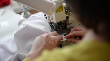 Çalışma dikiş makinesi close-up. Dikiş makinesi ayak üzerinde malzeme ile dişli iğne dikmek hazır.