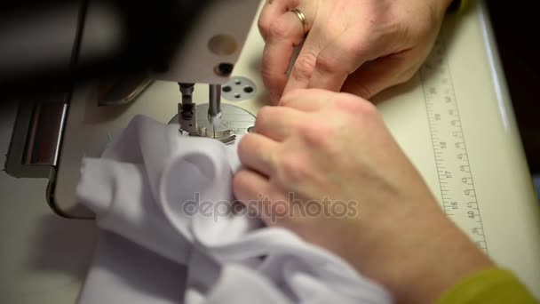 Detail pracovní šicí stroje. Šicí stroj noha na materiálu s závitem jehlou připravena šít. — Stock video