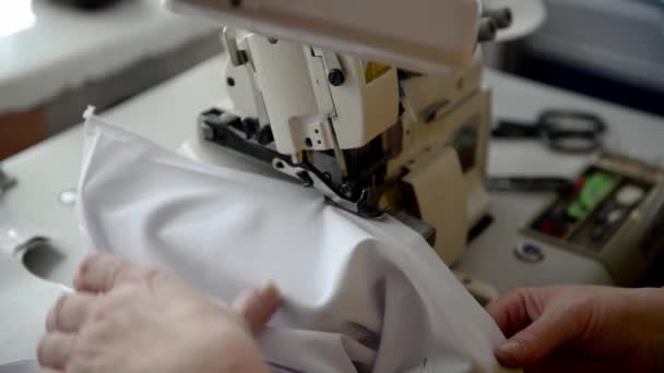 工作缝纫机的特写镜头。材料与螺纹针准备缝缝纫机脚. — 图库视频影像