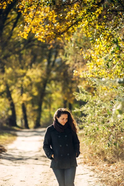 Menina caminha no belo parque de outono — Fotografia de Stock