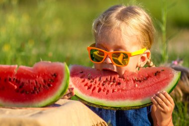mutlu çocuk karpuz yeme