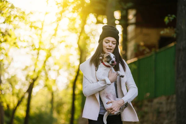 Piękna dziewczyna z psem. Zabawę z psem w parku. Close-up portret. Jack Russell Terrier — Zdjęcie stockowe