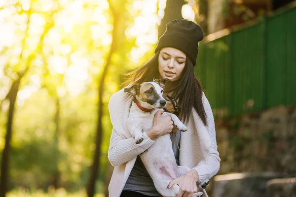 Piękna dziewczyna z psem. Zabawę z psem w parku. Close-up portret. Jack Russell Terrier — Zdjęcie stockowe