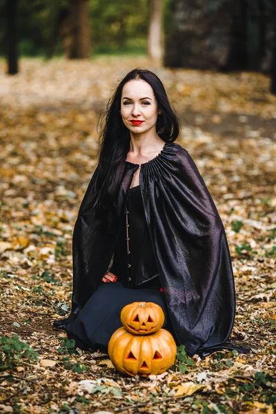 Jonge heks in de herfst bos — Stockfoto