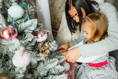 Anne ve kızı Noel ağacı süslemeleri