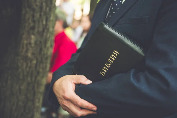 Jonge man met een zijaanzicht van de Bijbel — Stockfoto