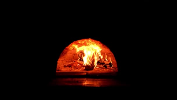 Fuego ardiendo en un forno (Pompeya) horno de pizza de ladrillo. Chimenea — Vídeos de Stock