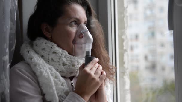 Chora dziewczyna sprawia, że drogi oddechowe z maską na twarzy — Wideo stockowe