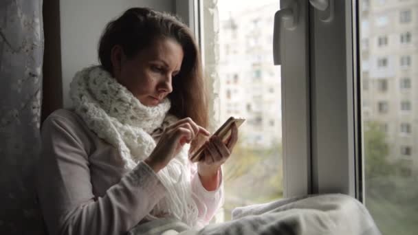 Influenza malato infelice giovane donna chiama il medico. Chiamare il medico a casa — Video Stock