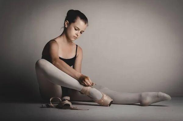 Bedårande ballerina binda upp hennes skor — Stockfoto