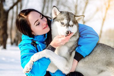 bir köpek kış Husky ile kız