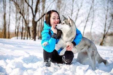 bir köpek kış Husky ile kız