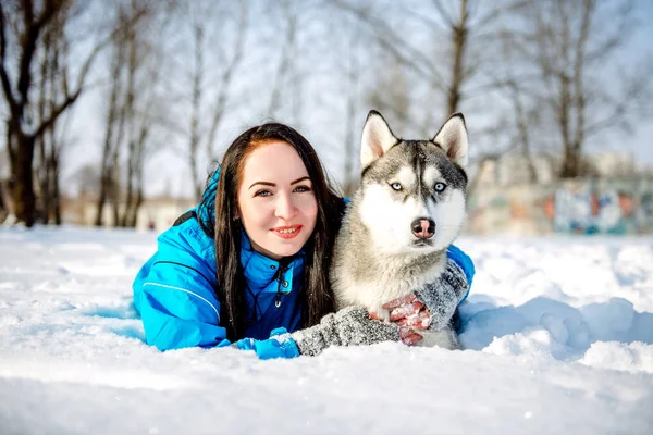 Dziewczyna z psem w zimie Husky — Zdjęcie stockowe
