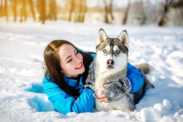 Dziewczyna z psem w zimie Husky — Zdjęcie stockowe
